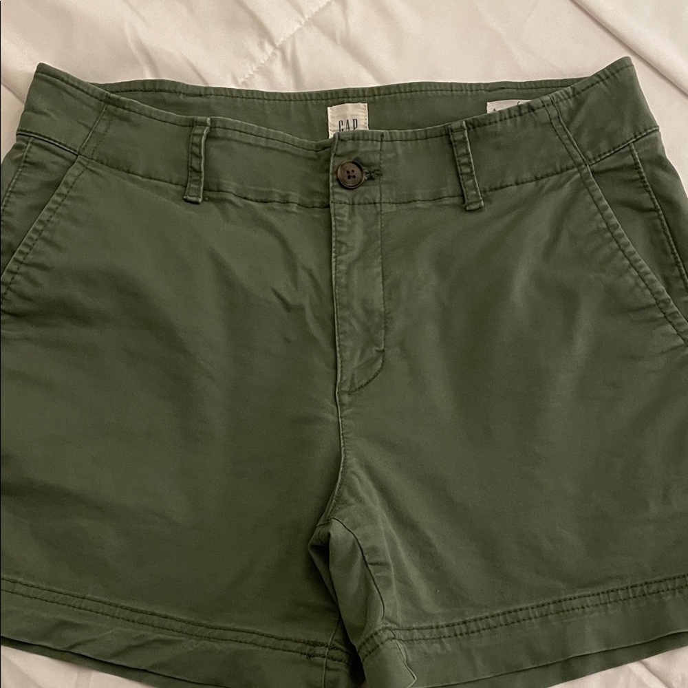 GAP Women's Olive 5” Shorts. Size 4.